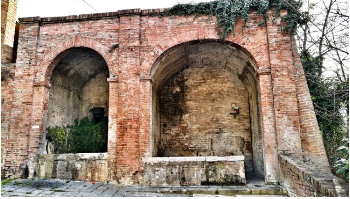 Alle porte di Siena: Le fonti di San Carlo e il prete&nbsp;licantropo
