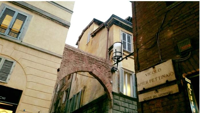 Angoli pittoreschi di Siena: Vicolo di Pier&nbsp;Pettinaio