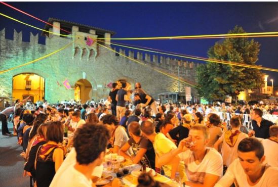 Arezzo, Giostra, cene propiziatorie con l’incognita meteo. Quasi 4mila a tavola: centinaia di volontari nelle cucine dei&nbsp;quartieri