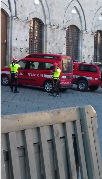 Siena: Esercitazione di salvataggio di un turista sulla Torre del Mangia