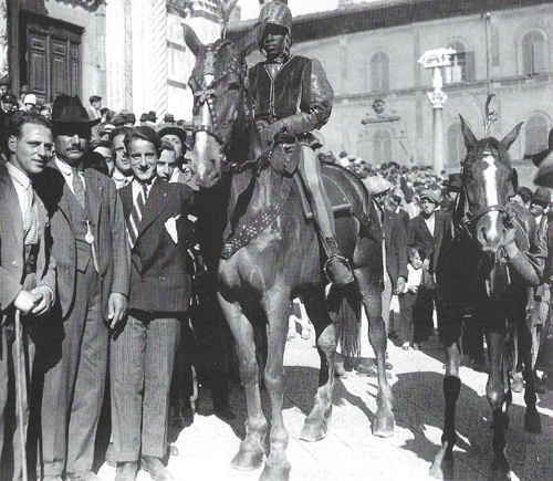 Palio di Siena, Un Po’ di Storia: Perè Golon, detto “Alì”, il fantino di colore&nbsp;(1927)