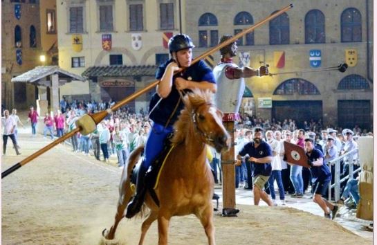 Arezzo, Giostra del Saracino, Pineschi fa centro: Santo Spirito vince la prova generale. Clamorosa svista della&nbsp;giuria