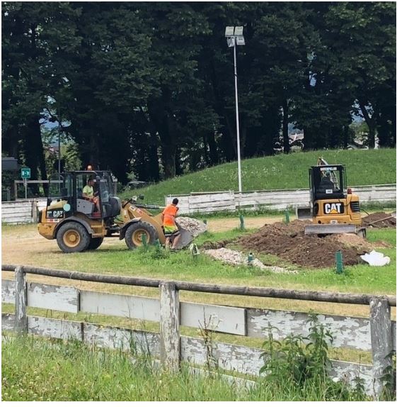 Palio di Feltre: Ruspe a Pra’ del Moro per sistemare l’anello dove gareggiano i&nbsp;cavalli