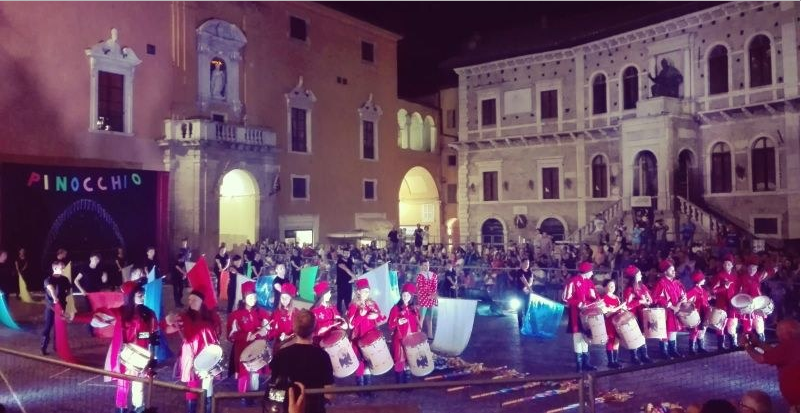 Palio di Fermo: Cavalcata dell’Assunta. Lo spettacolo di alfieri e musici incanta Piazza del Popolo e domani, a San Giuliano, il tanto atteso arrivo del&nbsp;Palio