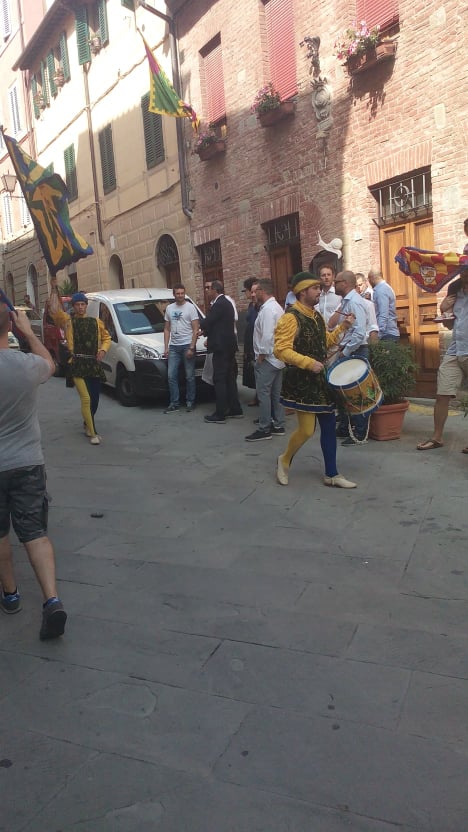 Siena, Contrada del Bruco: Omaggio alla Consorella Contrada della Chiocciola.&nbsp;Foto