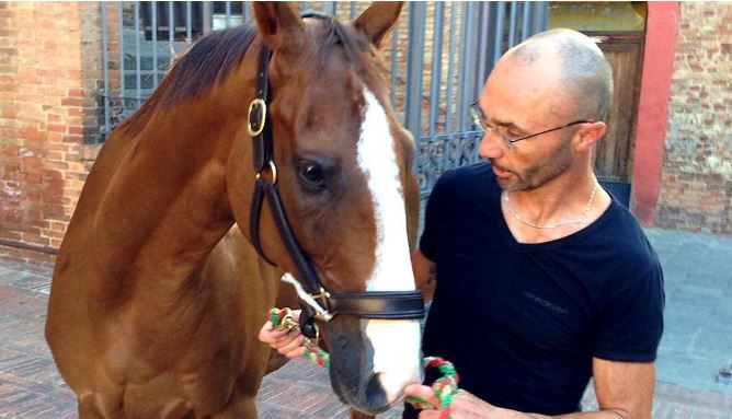 Palio di Siena: L’osteopata che sussurra ai cavalli torna vincitore dal Palio di&nbsp;Siena