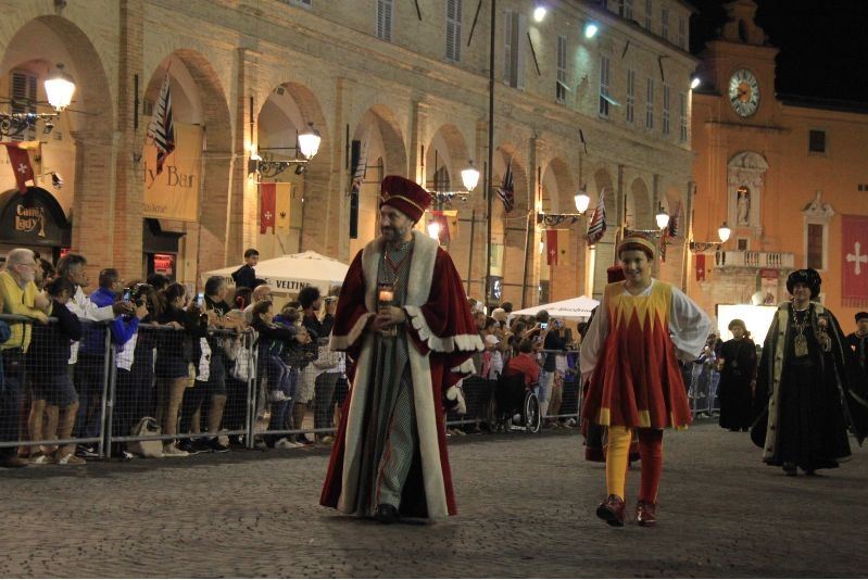 Palio di Fermo: Notte senza pioggia e ricca di emozioni, sfila per le vie di Fermo il corteo della&nbsp;Cavalcata