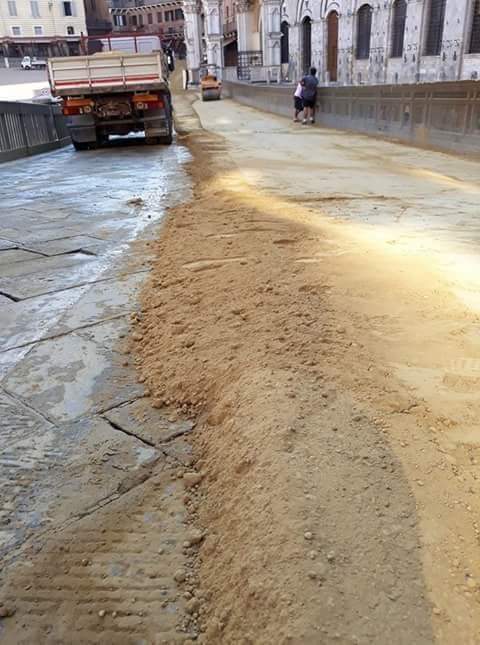 Palio di Siena: Oggi 09/08 è stato steso il tufo in Piazza del&nbsp;Campo