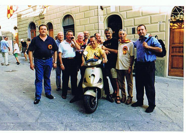 Siena, Contrada della Chiocciola: Oggi 26/09 il funerale del chiocciolino Carlo&nbsp;Lorenzini