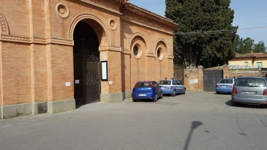 Siena: Al Cimitero Laterino le erbacce la fanno da&nbsp;padrone