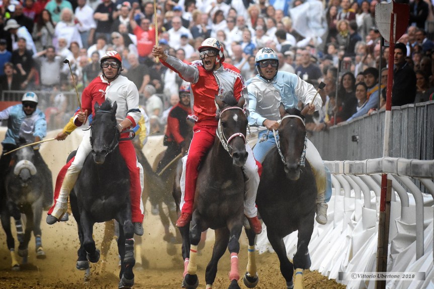 Palio di Asti: Vince un giovane fantino astigiano che porta il drappo a un Comune del “contado”. L’amarezza dei Rioni e i dubbi sull’evento&nbsp;anticipato
