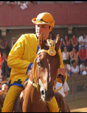 Palio di Siena: La storia paliesca del fantino Paride De Mauro detto “Tiburzi”