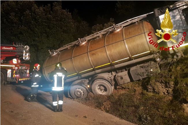 Siena e Provincia: Autocisterna carica di vino esce di&nbsp;strada