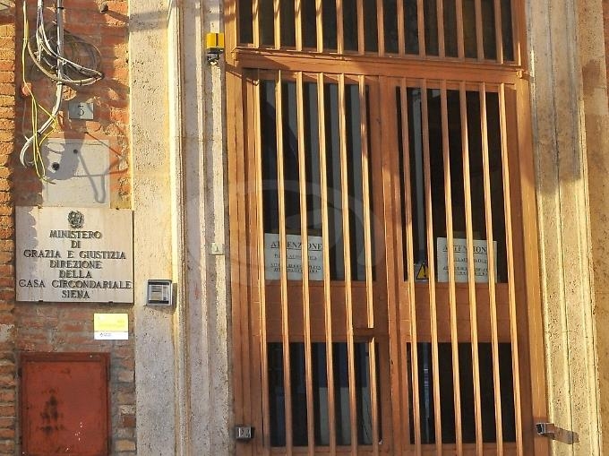 Provincia di Siena: Agli arresti domiciliari continua ad assumere atteggiamenti pericolosi e viene così incarcerato dai Carabinieri