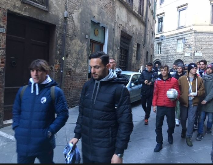 Siena, Robur Siena: La squadra nel pomeriggio si è recata alla veglia per Arturo nella Chiesa dell’Aquila