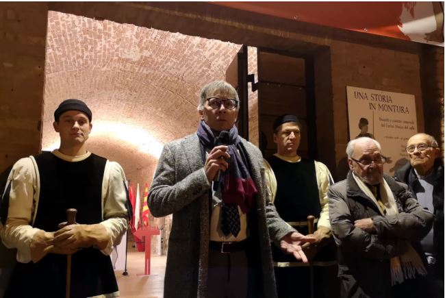 Siena: ”Una storia in montura. Bozzetti e costumi comunali del Corteo Storico del 1981”, inaugurata la mostra