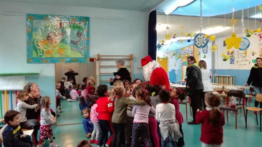 Palio di Asti, Borgo San Lazzaro: Il Babbo Natale giallo-verde alla Scuola dell’infanzia Agazzi di Via Sant’Evasio