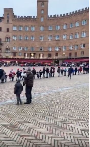 Siena: I bambini delle 17 Contrade cantano La Verbena tutti insieme in Piazza del Campo 16-12 2018