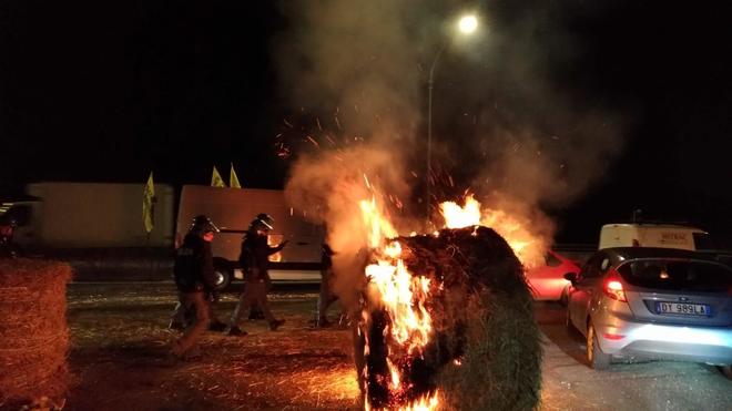 Ippica, Capannelle: Manifestanti bloccano l’Appia Nuova, date alle fiamme 2 rotoballe di&nbsp;paglia
