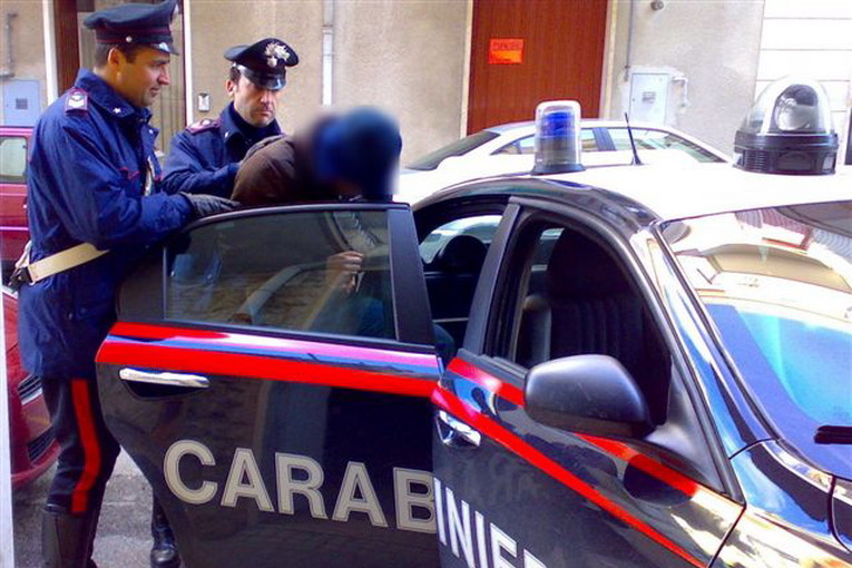 Provincia di Siena, Rapolano Terme, trovati con 8 piante di cannabis e 7 chili di marijuana pronta per lo spaccio: Arrestati dai Carabinieri