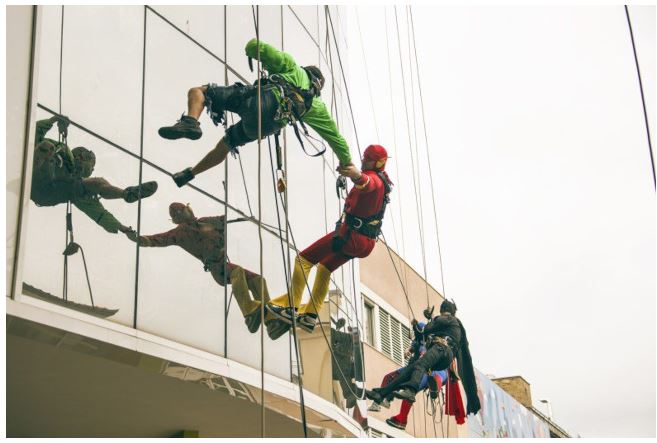 Siena: I supereroi acrobatici arrivano dal cielo e fanno tappa all’Azienda ospedaliero-universitaria Senese