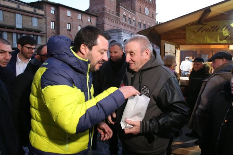 Siena: Matteo Salvini a Siena incontra il sindaco De Mossi e mangia le frittelle del&nbsp;Savelli