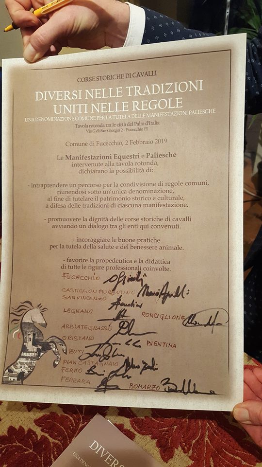 Palii d’Italia: A fine Tavola Rotonda a Fucecchio tutti i Sindaci  dei comuni che organizzano i Palii più importanti d Italia firmano la&nbsp;pergamena