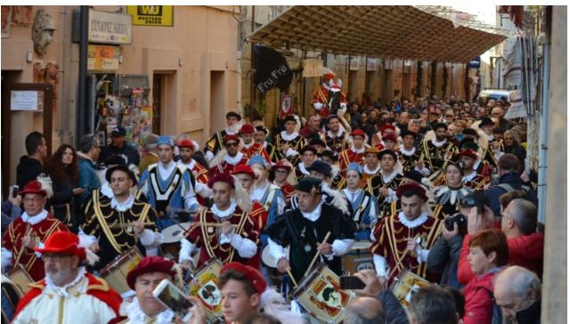 Palio di Asti: Figuranti del Borgo Viatosto ad Oristano in occasione della&nbsp;“Sartiglia”