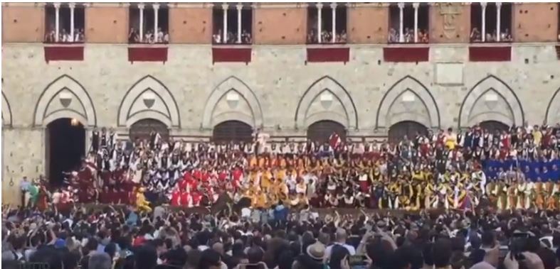 Palio di Siena: Dopo 15 anni cambia il Vigile Urbano che porta la busta