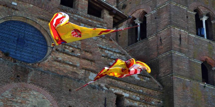 Palio di Siena: Alfieri a Siena durante il Palio. Flag-wavers in Siena during&nbsp;Palio