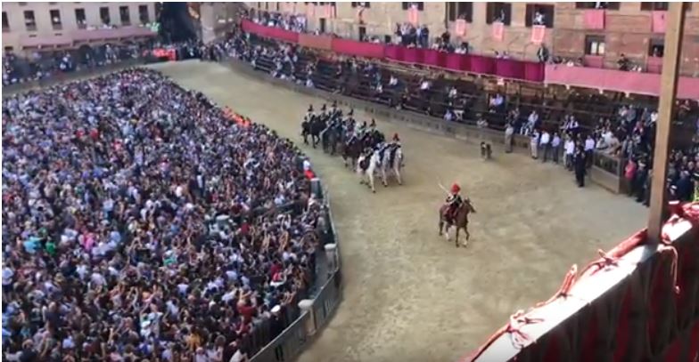 Palio di Siena: PALIO DI SIENA DRAPPELLO DEI CARABINIERI A CAVALLO 20 OTT.&nbsp;2018