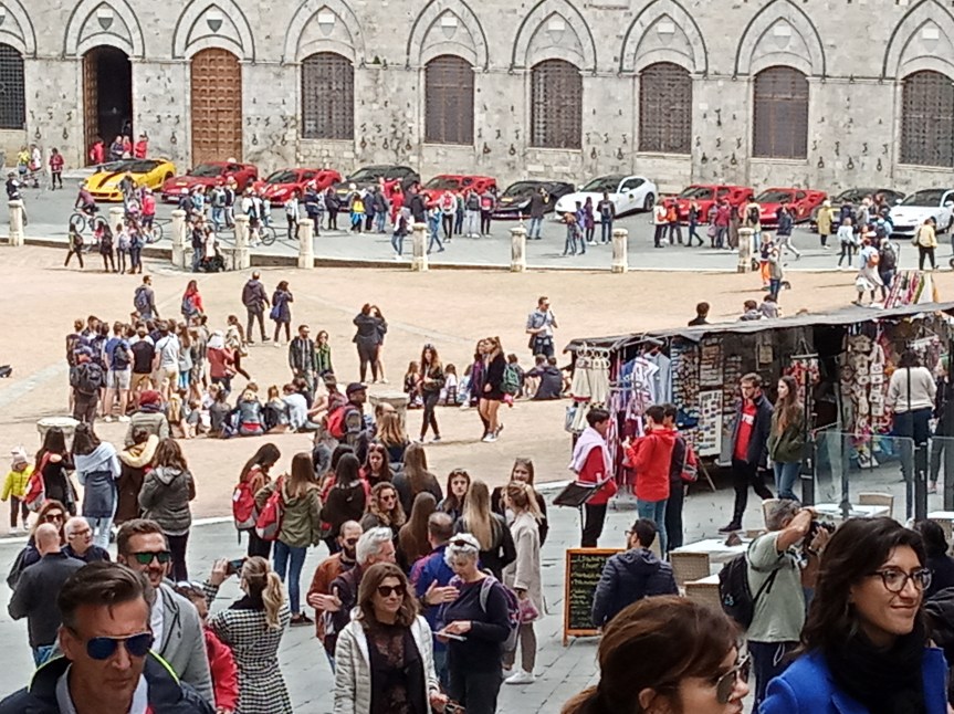 Siena:  Oggi 06/4 le Ferrari davanti a Palazzo&nbsp;Pubblico