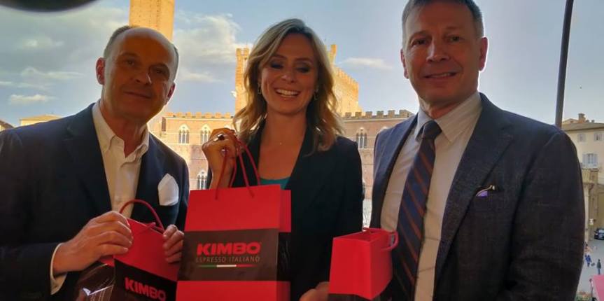 Siena: Serena Auteri ha consegnato al sidnaco De Mossi tre immobilizzatori per gli arti dei cavalli&nbsp;infortunati