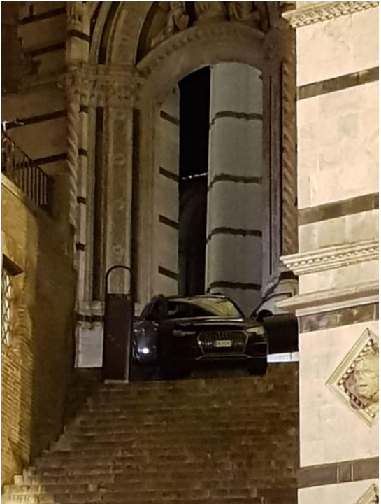 Siena: Tradita dal navigatore, auto dei turisti bloccata sulla scalinata del Battistero del&nbsp;Duomo