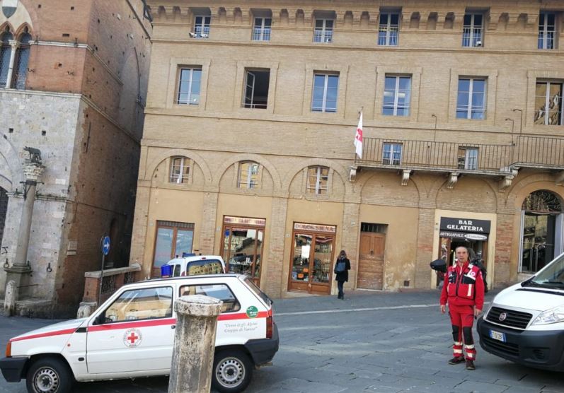 Siena: Giornata mondiale Croce Rossa, apposta la bandiera in Piazza del&nbsp;Campo