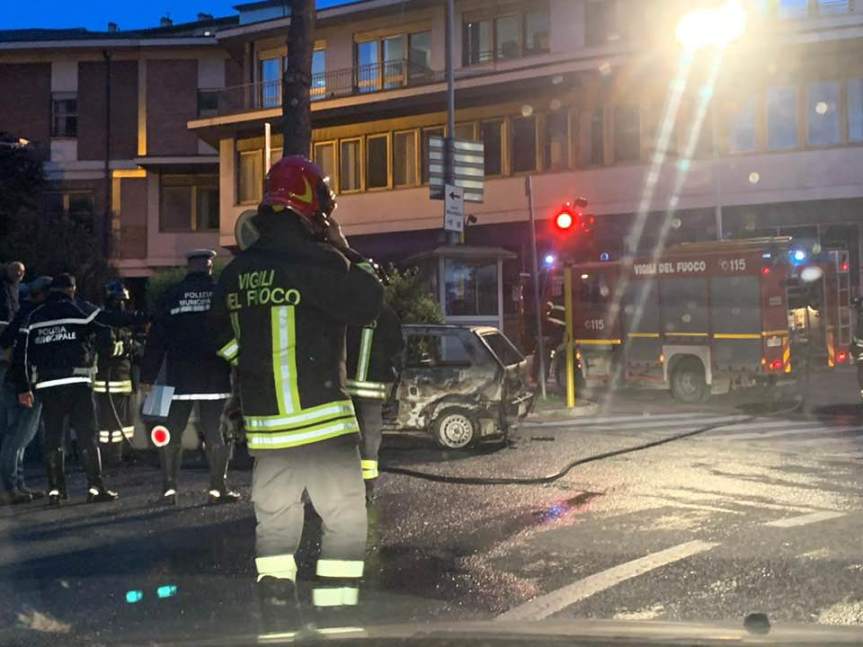 Siena, Auto prende fuoco al semaforo: Vigile urbano salva la&nbsp;conducente