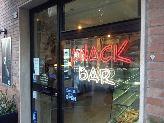 Siena: Rotta con un calcio la vetrata esterna dello Snack&nbsp;Bar