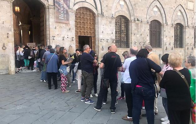Palio di Siena: Figurine del Palio, tutti in fila per&nbsp;l’ultima