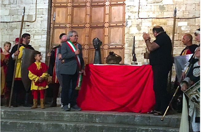 Provincia di Siena: Barbarossa, applausi scroscianti hanno accolto le Brocche dell’Imperatore realizzate dallo scultore Alberto&nbsp;Inglesi