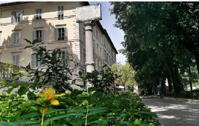 Siena, La colonna del Portogallo, tra Camollia e l’Antiporto: Quando l’imperatore Federico III conobbe la sua promessa&nbsp;sposa