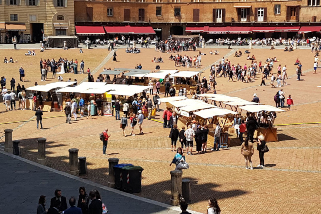 Siena: Grande successo per il mercato dei prodotti delle terre colpite dal&nbsp;terremoto