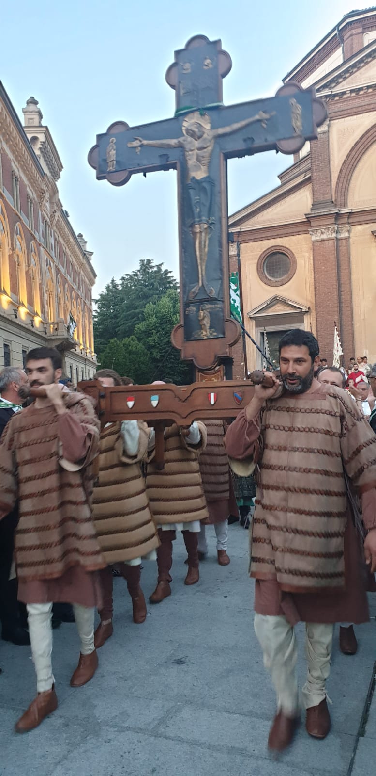 Palio di legnano: La Traslazione della Croce apre il Palio. A Ferrara rinunciano alla&nbsp;corsa