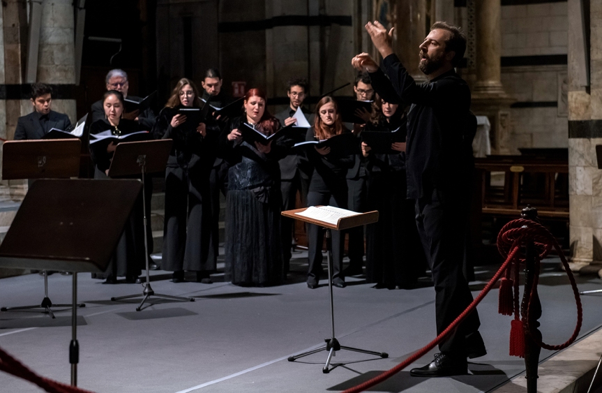 Siena: ”… ma la notte sperde le lontananze…”, concerto del Coro della Cattedrale Guido Chigi Saracini diretto da Lorenzo Donati