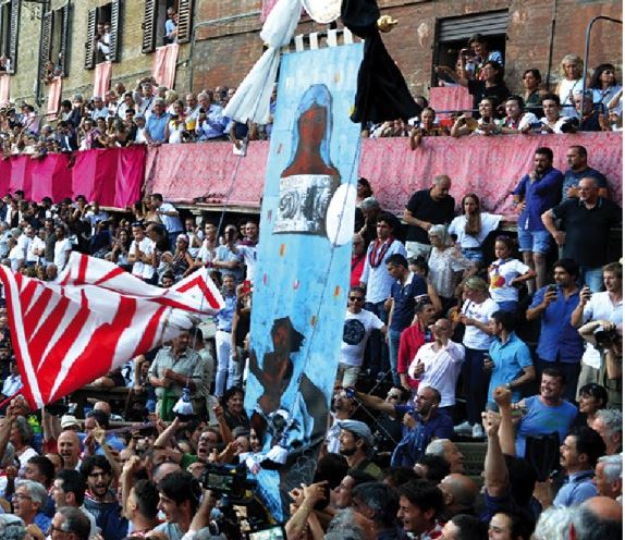 Palio di Siena: La gioia dei contradaioli della&nbsp;Giraffa