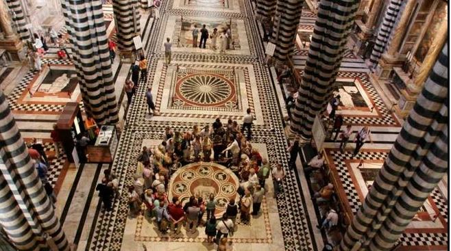 Siena, la meraviglia del pavimento del Duomo scoperto: Quanti turisti