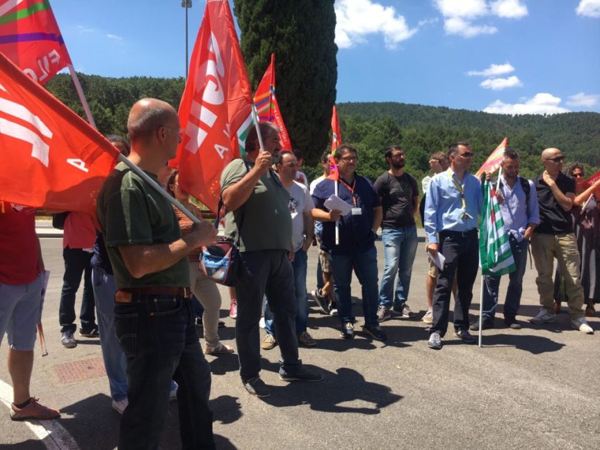 Siena, I licenziati Gsk a Scaramelli: “La sua solidarietà la rispediamo al mittente”