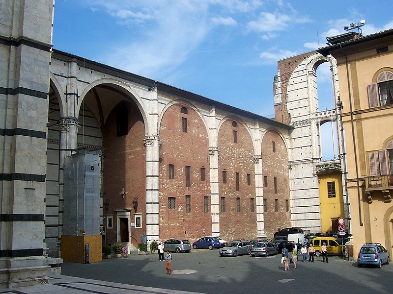 Siena, I turisti in Piazza del Campo: “Bella Siena, ma tra tre ore ripartiamo