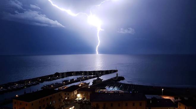 Toscana: Codice giallo per temporali su tutta la regione