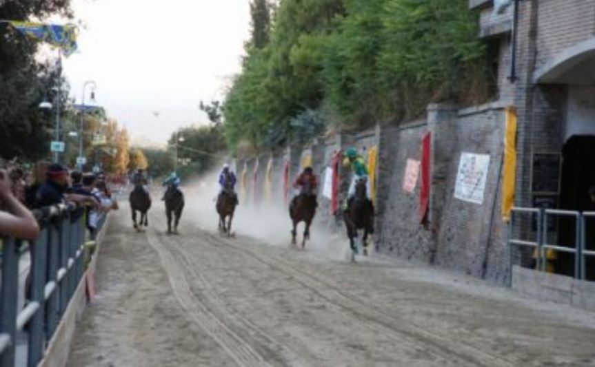 Cavalcata dell’Assunta Fermo: Niente corsa al palio, ma corteo notturno per il centro&nbsp;storico