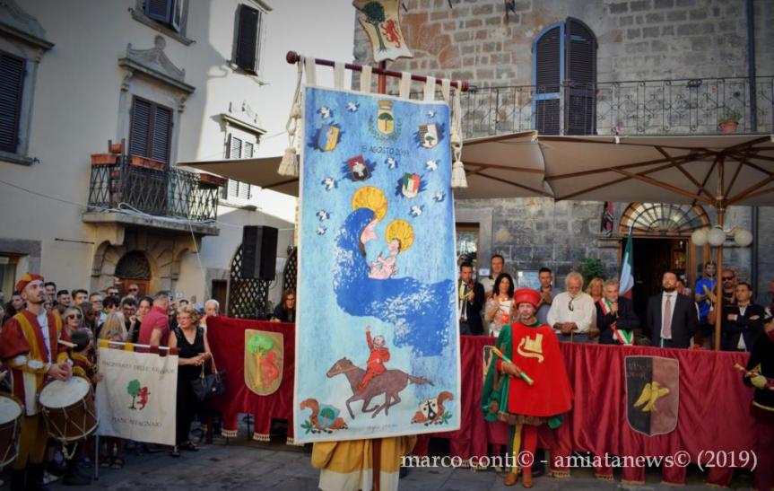 Palio di piancastagnaio: Ieri 10/08 è stato presentato il Palio del 18/08 dipinto da Sergio&nbsp;Staino
